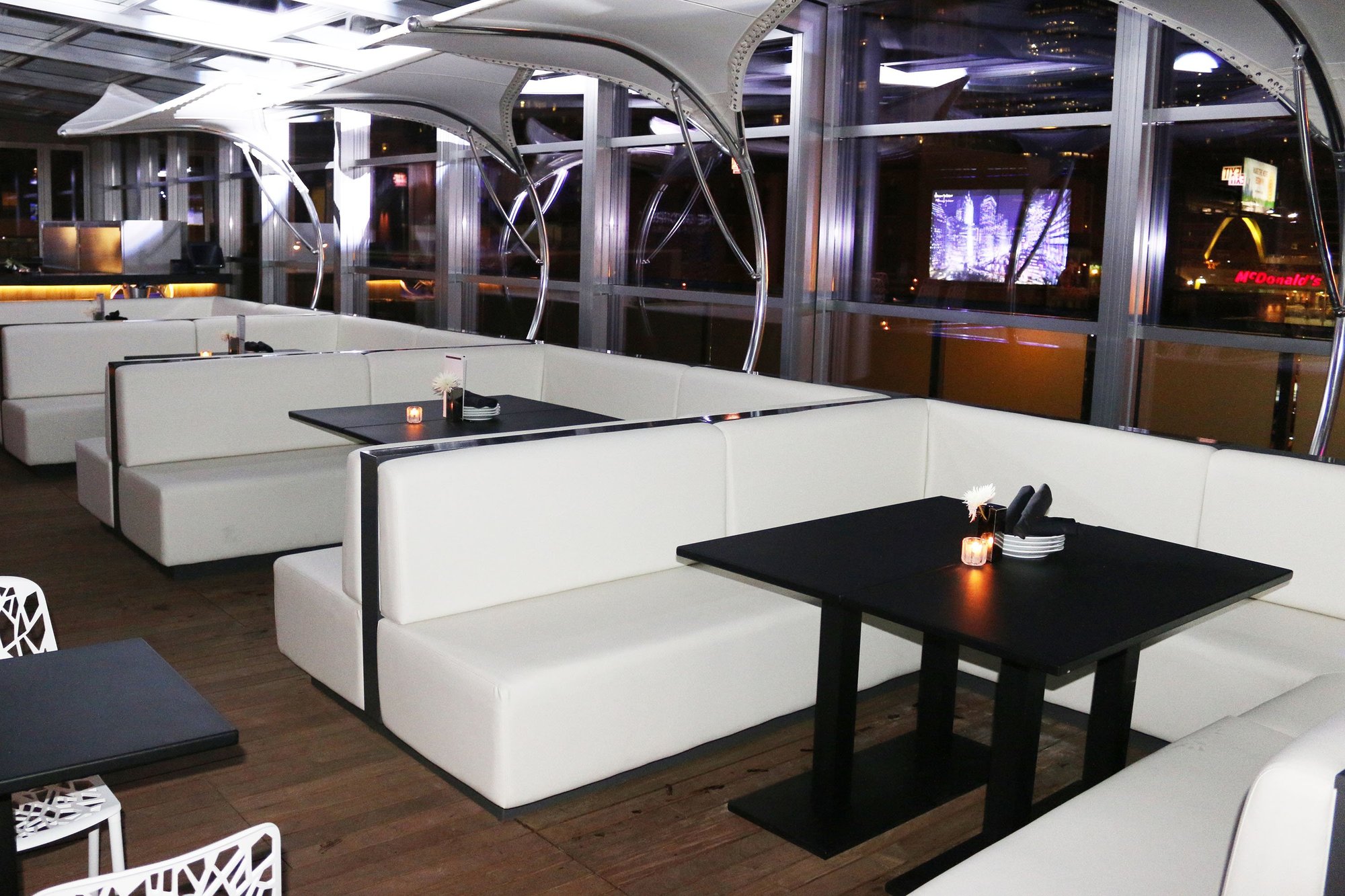Chicago-IL-modern-restaurant-interior-with-wwhite-u-shaped-booths