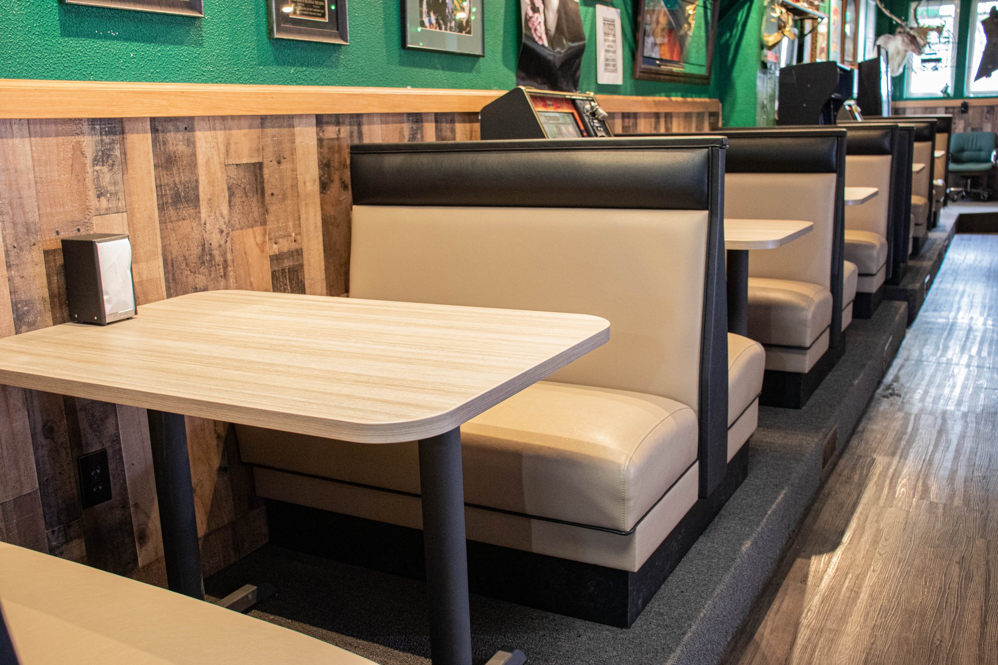 Dive-Bar-Cleary's-Niles-Ohio-Booths