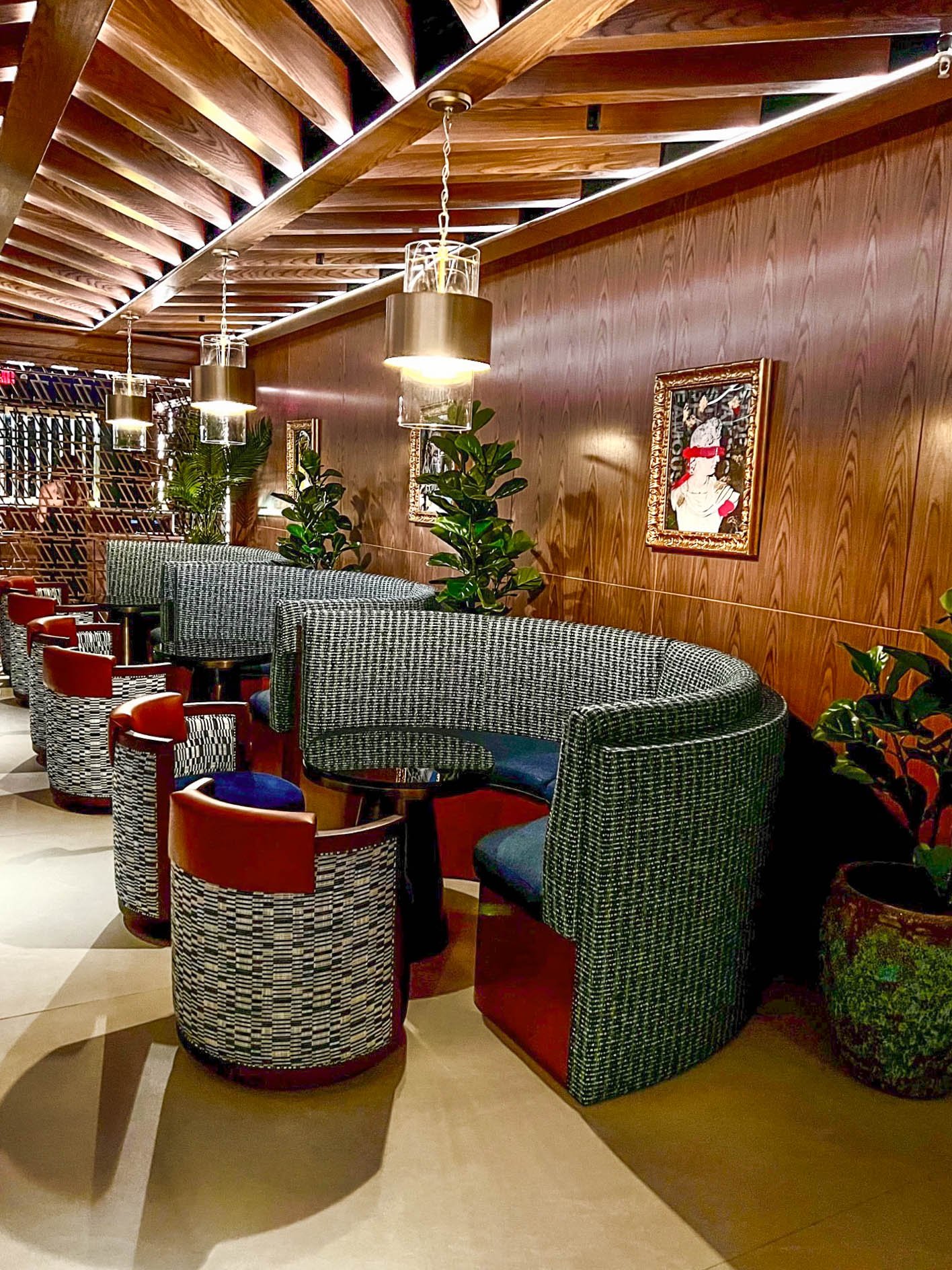 Miami-FL-organized-line-of-circular-booths-