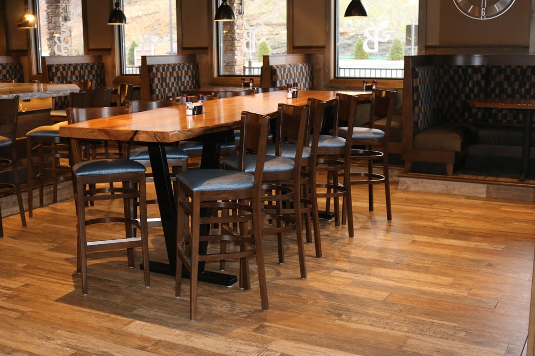 Niles-OH-high-top-restaurant-table-with-surrounding-barstools