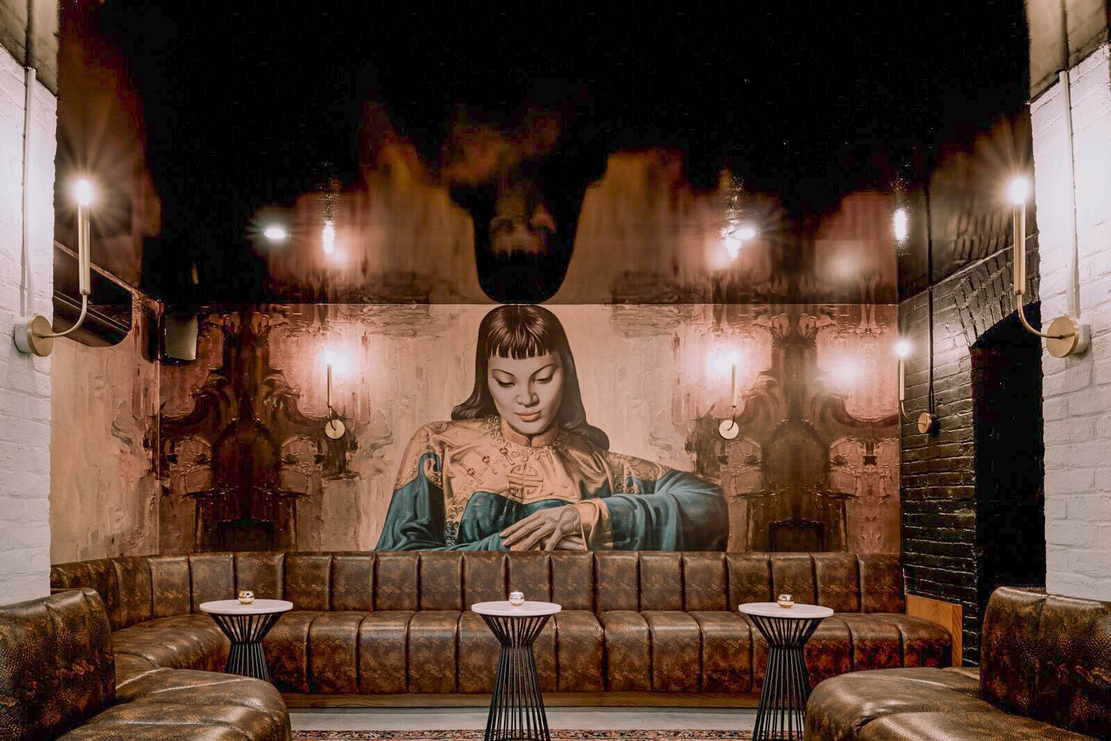 DAYTON-OH-cocktail-restaurant-interior-with-abstract-wall-mural