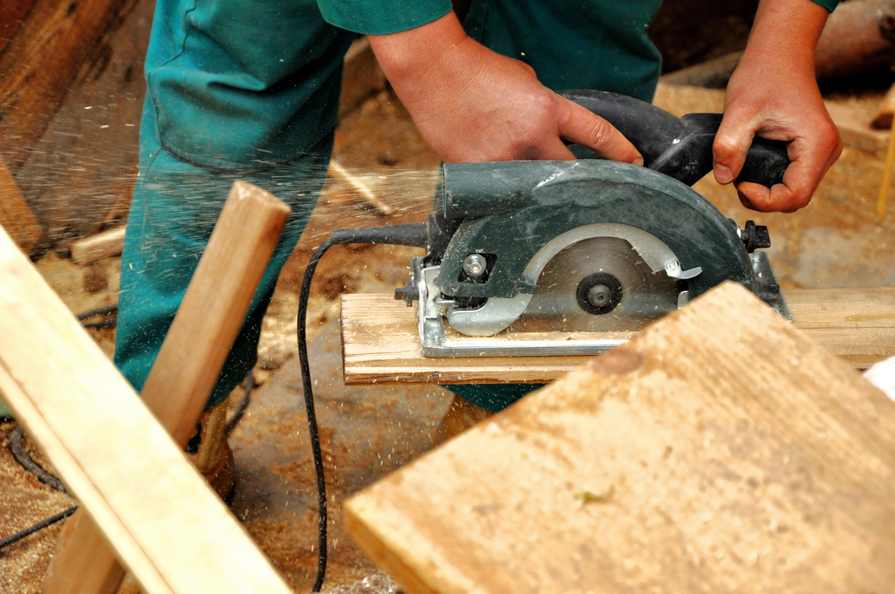 electric-hand-saw-cutting-wood